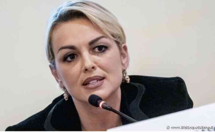 “Io e Silvio Berlusconi ci siamo amati in modo travolgente. Mi regalò cento rose ma non amava i fiori recisi, allora mi comprò un roseto. Io lo spiavo, una sera lo trovai a cena con alcune donne…”: parla Francesca Pascale