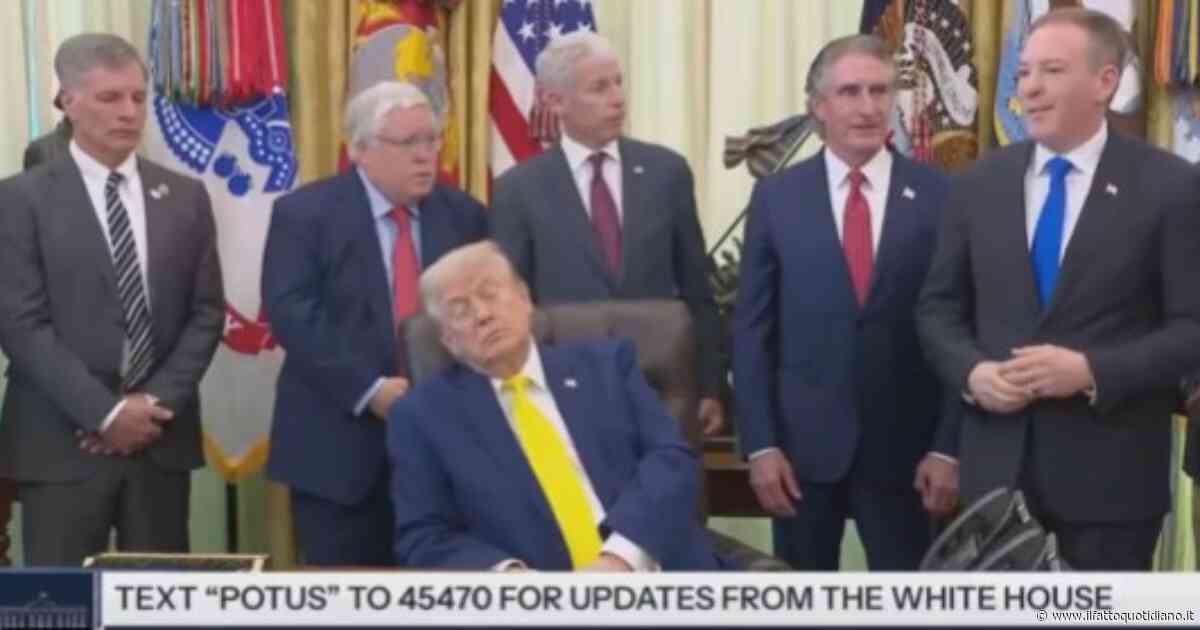 Trump si addormenta nello Studio Ovale mentre si parla di carbone: il video virale