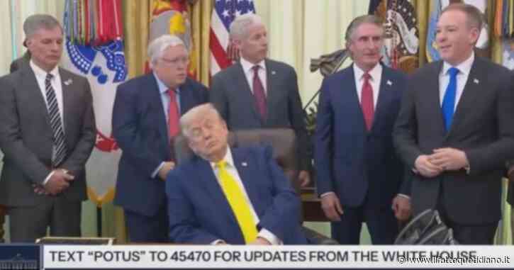 Trump si addormenta nello Studio Ovale mentre si parla di carbone: il video virale