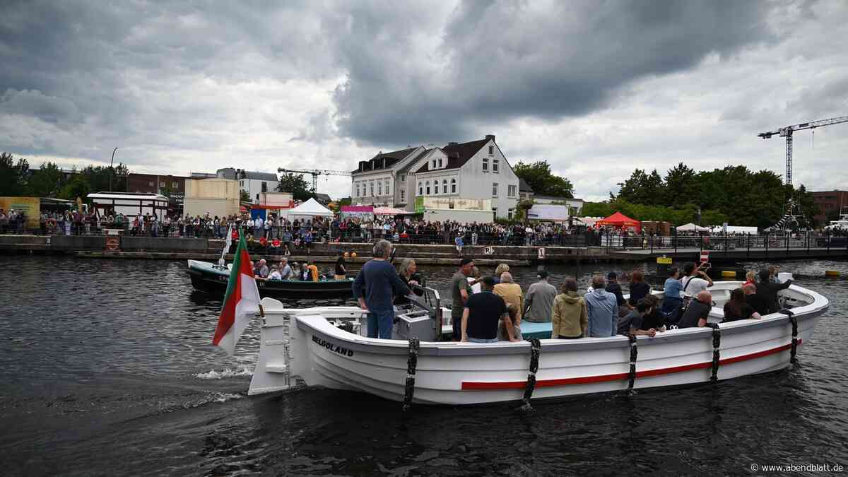 Einlaufparade und fröhliche Besucher auf Harburgs Binnenhafenfest