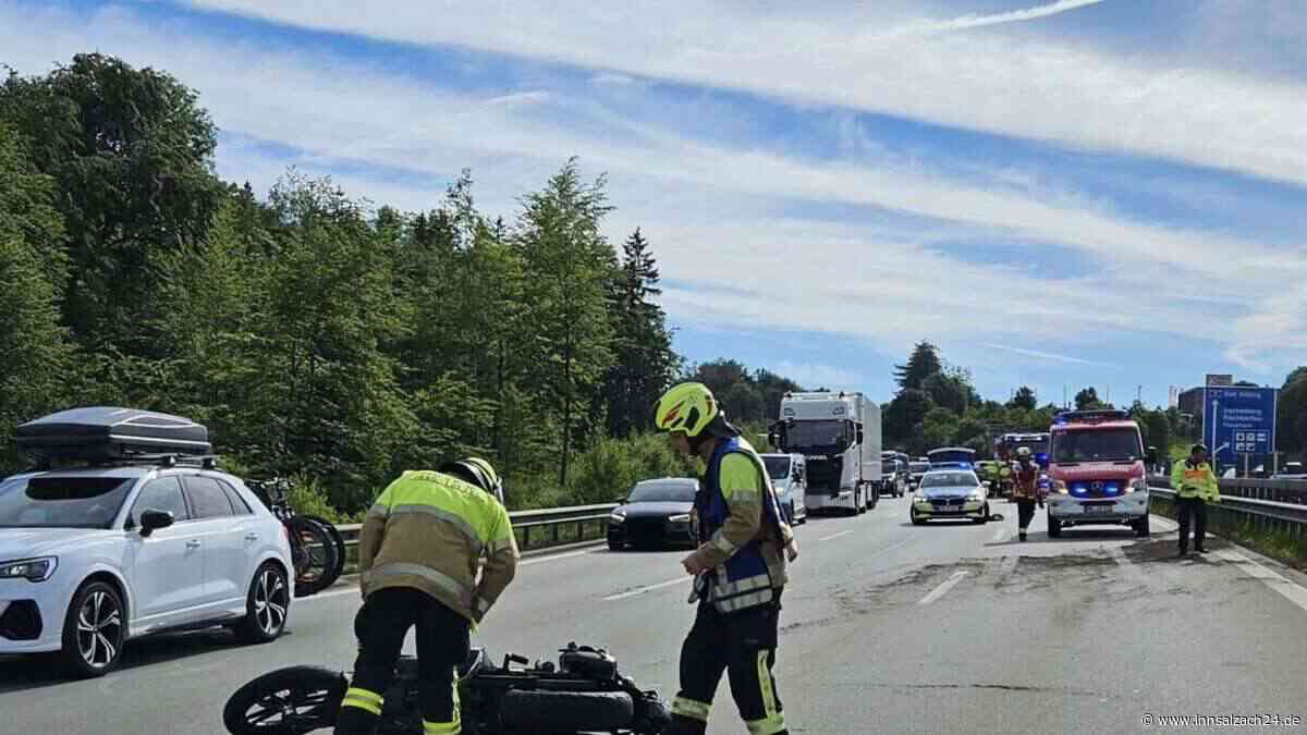 Motorradfahrer (35) stürzt auf A8 bei Irschenberg und bleibt verletzt auf Fahrbahn liegen