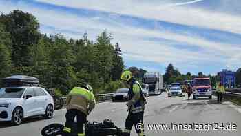 Motorradfahrer (35) stürzt auf A8 bei Irschenberg und bleibt verletzt auf Fahrbahn liegen