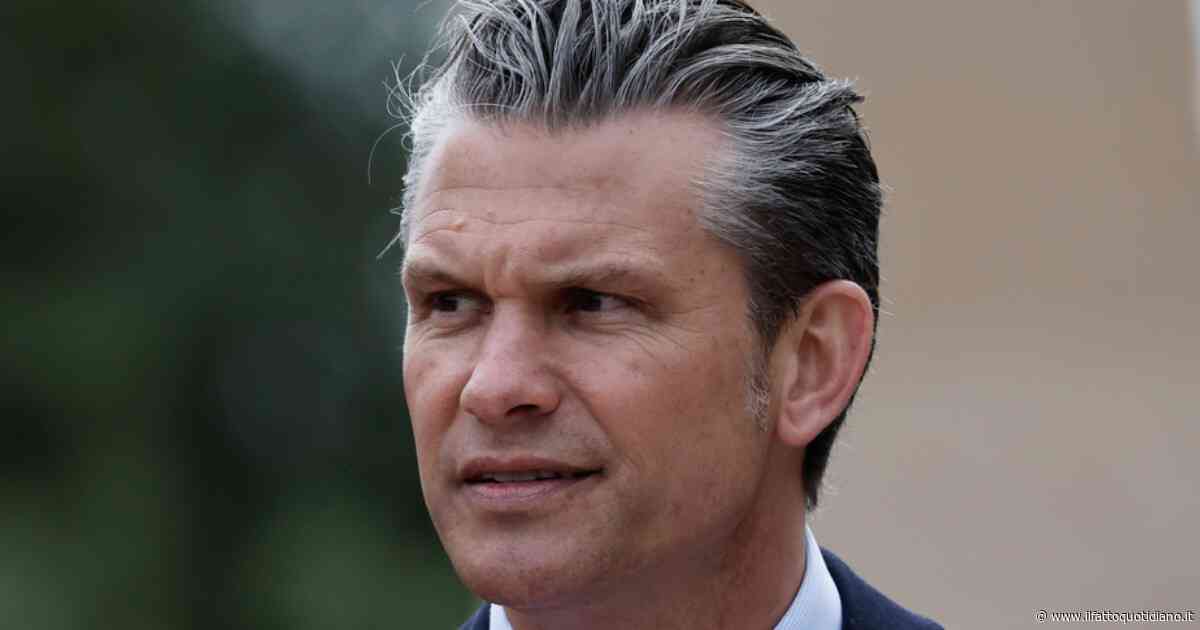 Hegseth sbarca in Normandia e attacca: “Le spiagge di Italia, Spagna e Grecia invase dai migranti, quando agirà l’Europa?”. Poi invita al riarmo