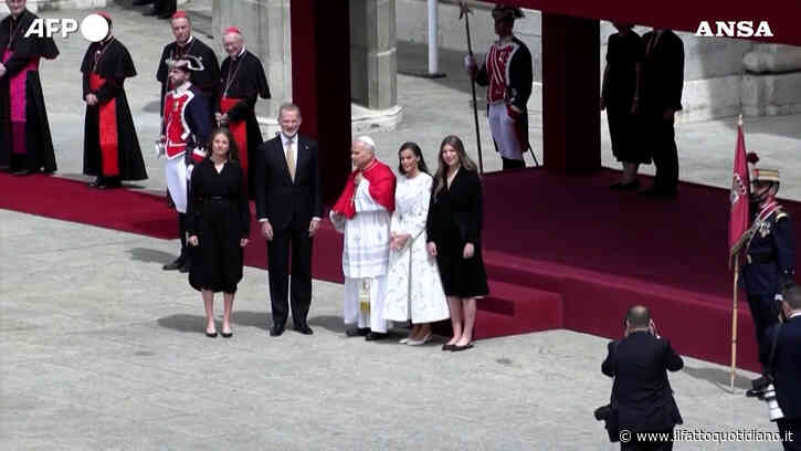 Papa Leone ricevuto dai reali di Spagna: la regina Letizia in bianco, in nero le principesse Leonor e Sofia. La scelta dei vestiti e cosa dice il protocollo