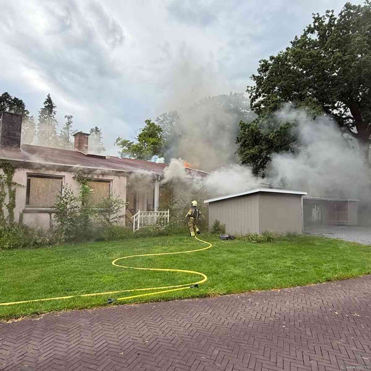 Leegstaande woning in Almelo volledig in brand