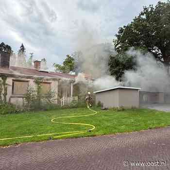 Leegstaande woning in Almelo volledig in brand