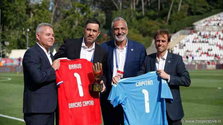 Claudio Bravo fue homenajeado por su trayectoria antes del partido de La Roja y Portugal