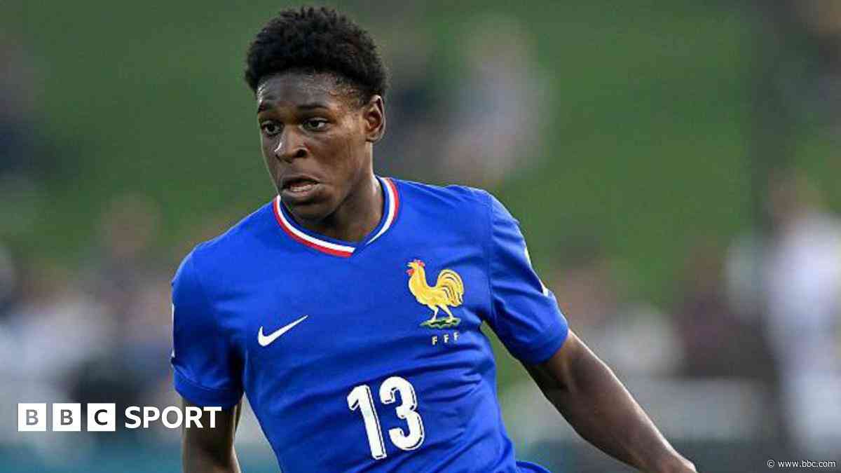 Arsenal approach PSG defender Mbemba