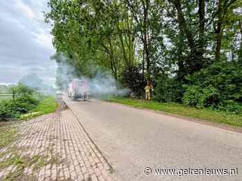 Brandweer blust gedumpt afval