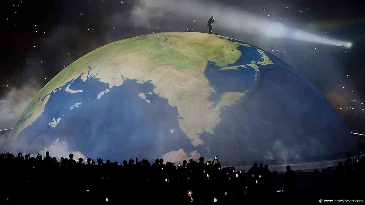LIVE | Omstreden concert Kanye West begonnen, rapper staat op gigantische wereldbol
