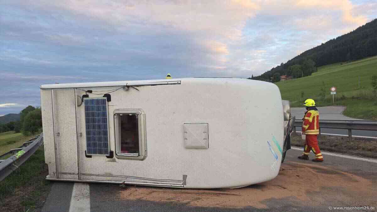 Reifenplatzer führt zu Unfall auf A8 – Wohnmobil zwischen Anger und Neukirchen umgekippt