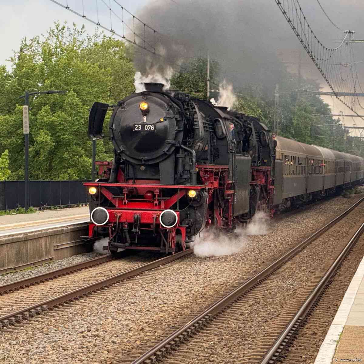 Historische stoomlocomotief trekt bekijks langs het spoor in Overijssel