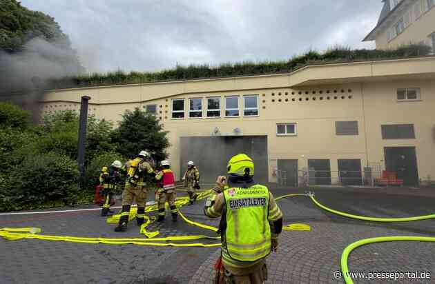 FW Königswinter: Brennende Fahrzeuge in Parkgarage sorgen für Großeinsatz der Feuerwehr