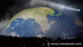 LIVE | Omstreden concert Kanye West aan de gang, rapper staat op gigantische wereldbol
