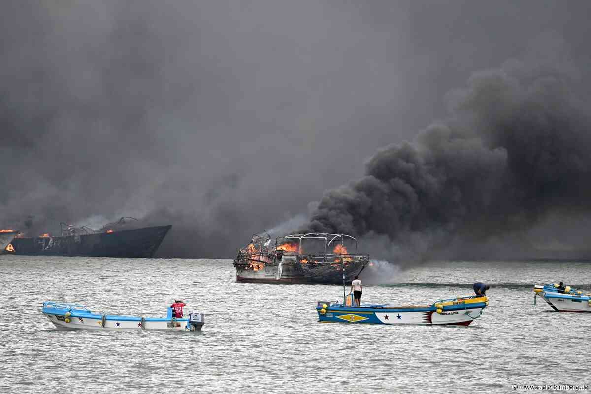 Feuer am Hafen in Ecuador: Mehr als 35 Boote brennen