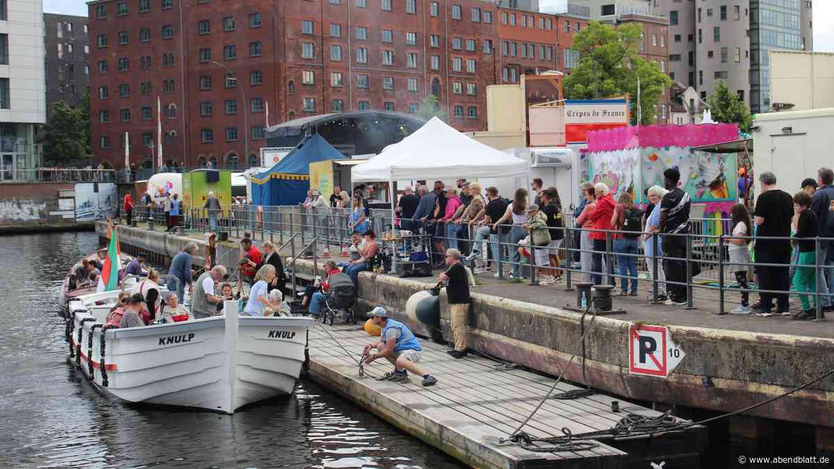 Fröhliche Besucher und Helgoländer Boote auf Harburgs Binnenhafenfest