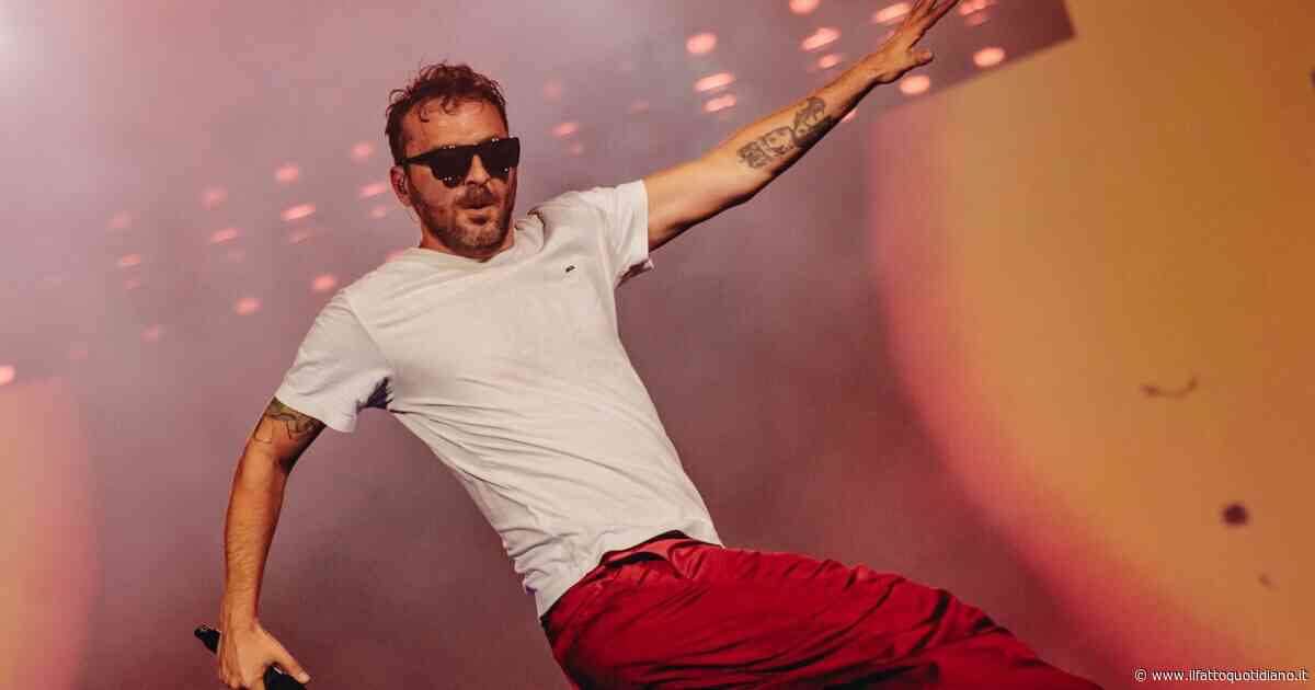 Cesare Cremonini al Circo Massimo: l’ultimo divo dei cantautori trascina, dedica alla madre “Vorrei”, accoglie Jovanotti, Elisa, Carboni e Valentino Rossi – La scaletta