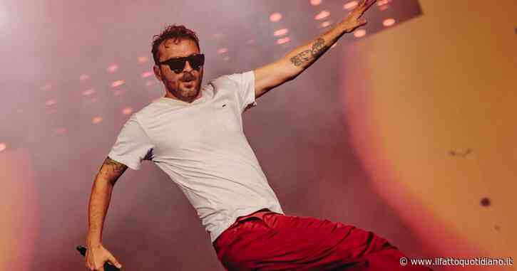 Cesare Cremonini al Circo Massimo: l’ultimo divo dei cantautori trascina, dedica alla madre “Vorrei”, accoglie Jovanotti, Elisa, Carboni e Valentino Rossi – La scaletta