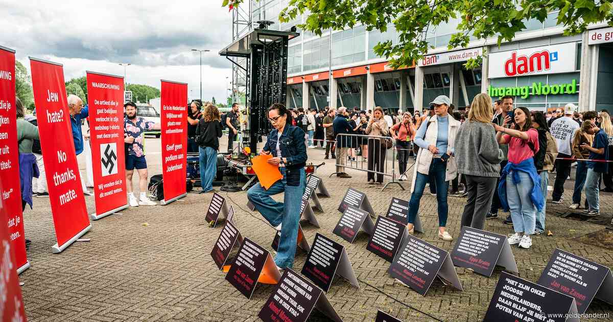 Selfies met een hakenkruis bij demonstratie rapper Ye: ‘Hoop dat mafklapper op uitnodiging ingaat’