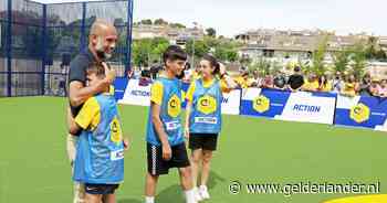 Pep Guardiola opent Cruyff Court: ‘Als trainer was hij een heel strenge vader voor me’