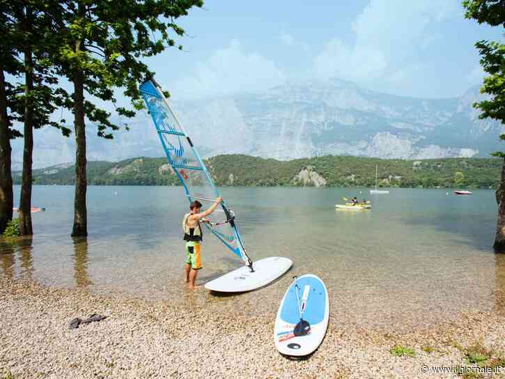 Il Garda o lo scenografico Molveno: lo specchio d'acqua per ogni attività