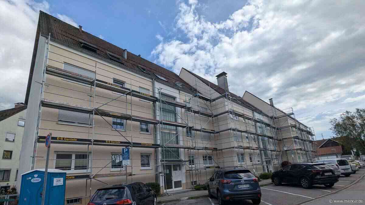 Bauherr bestellt Kunststofffenster – Stadt verlangt jetzt Holzlamellen davor
