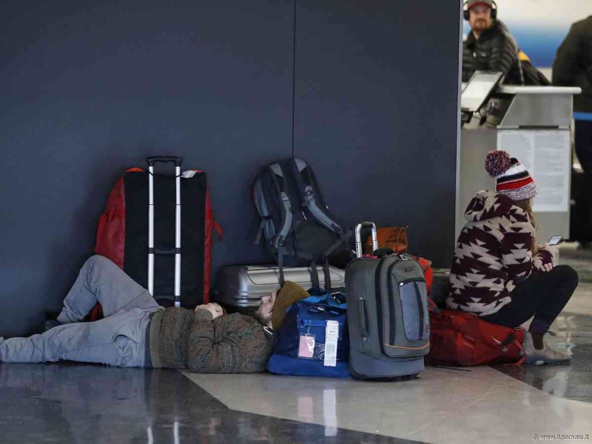 Trova un badge e vive tre mesi nel terminal di un aeroporto