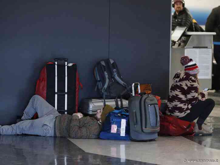 Trova un badge e vive tre mesi nel terminal di un aeroporto