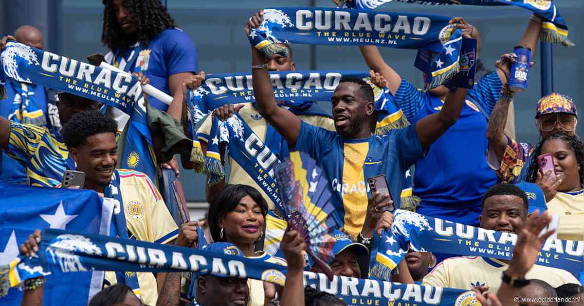Dick Advocaat en Curaçao krijgen feestelijk afscheid na klinkende oefenzege op Aruba
