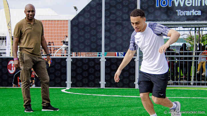 WK-ganger en weldoener Sergiño Dest opent eigen voetbalveldje in Paramaribo: ’Iets terugdoen voor Suriname’