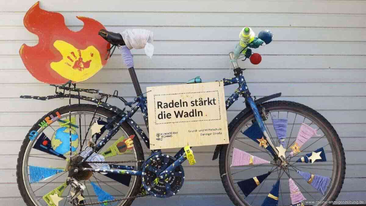 Echinger Schulkinder verwandeln alte Fahrräder in bunte Kunstwerke mit klaren Botschaften