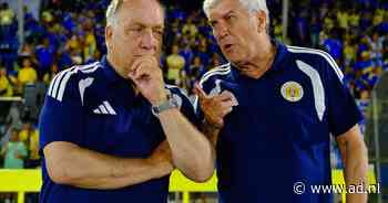 Dick Advocaat als volksheld uitgezwaaid na klinkende oefenzege Curaçao: ‘We zijn blij dat u terug bent’