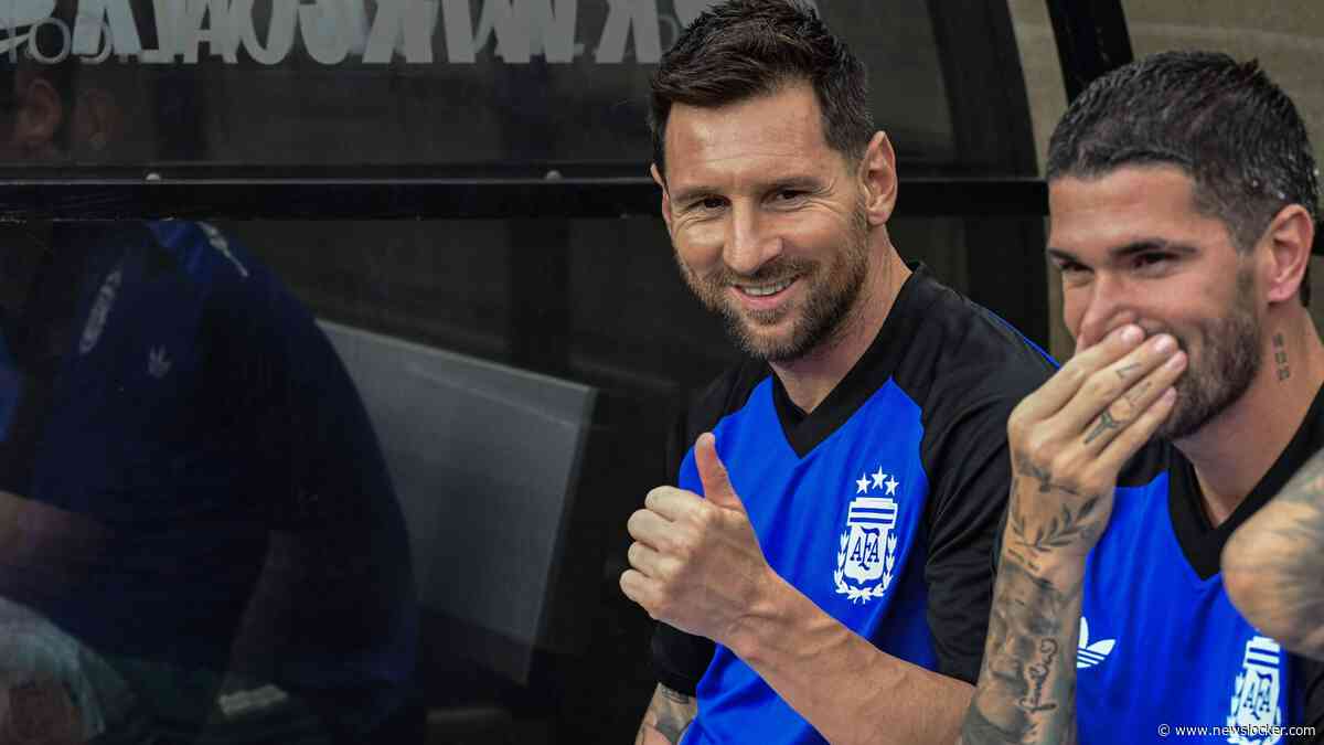 90.000 fans schreeuwen 90 minuten lang om geblesseerde Lionel Messi, die zichtbaar geniet in de dugout