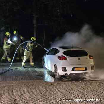 Auto brandt grotendeels uit aan Parkweg, politie onderzoekt mogelijke brandstichting