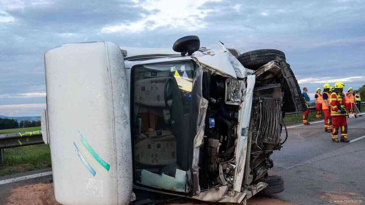 Wohnmobil kippt um: Mehrere Verletzte bei Unfall in Bayern – Autobahn zeitweise gesperrt