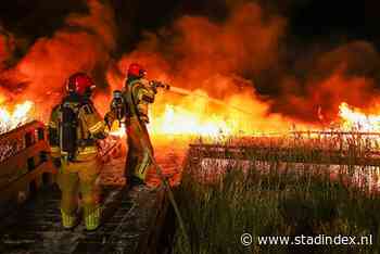 Grote steiger in recreatieplas bij Emmeloord vliegt ’s nachts in brand