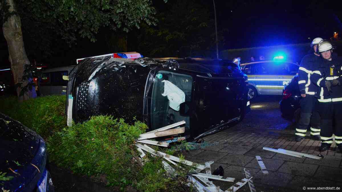 Jugendlicher ohne Führerschein schläft am Steuer ein und kracht in sieben Autos