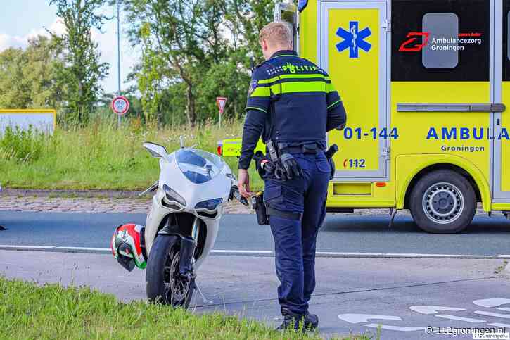 Omstanders verlenen eerste hulp na motorongeval in Midwolde