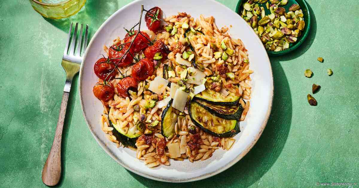 Wat Eten We Vandaag: Orzo met pesto pomodori en pistache
