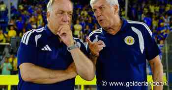 Dick Advocaat als volksheld uitgezwaaid na klinkende oefenzege Curaçao: ‘We zijn blij dat u terug bent’