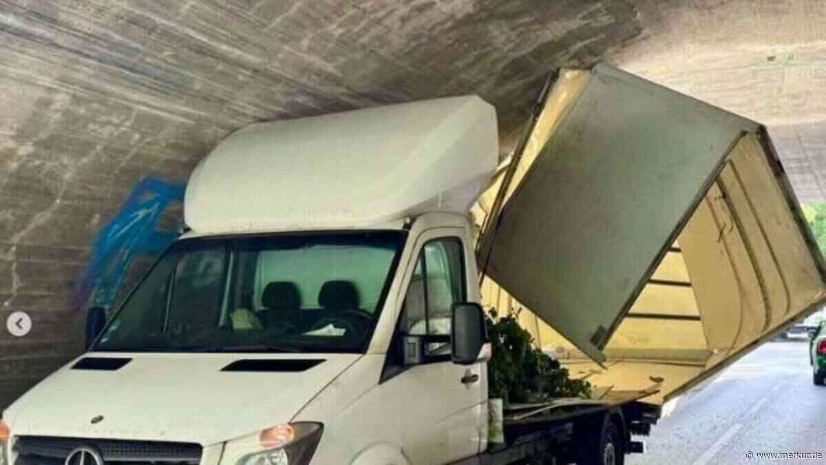 Transporter bleibt in Unterführung stecken: Aufbau kippt auf Auto