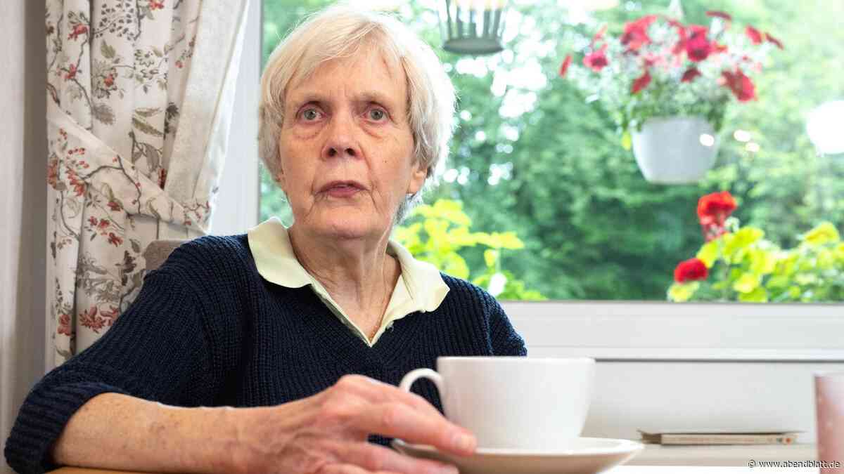 Seniorin stürzt auf Gehweg – laut Bezirk hätte sie eine Taschenlampe nutzen sollen