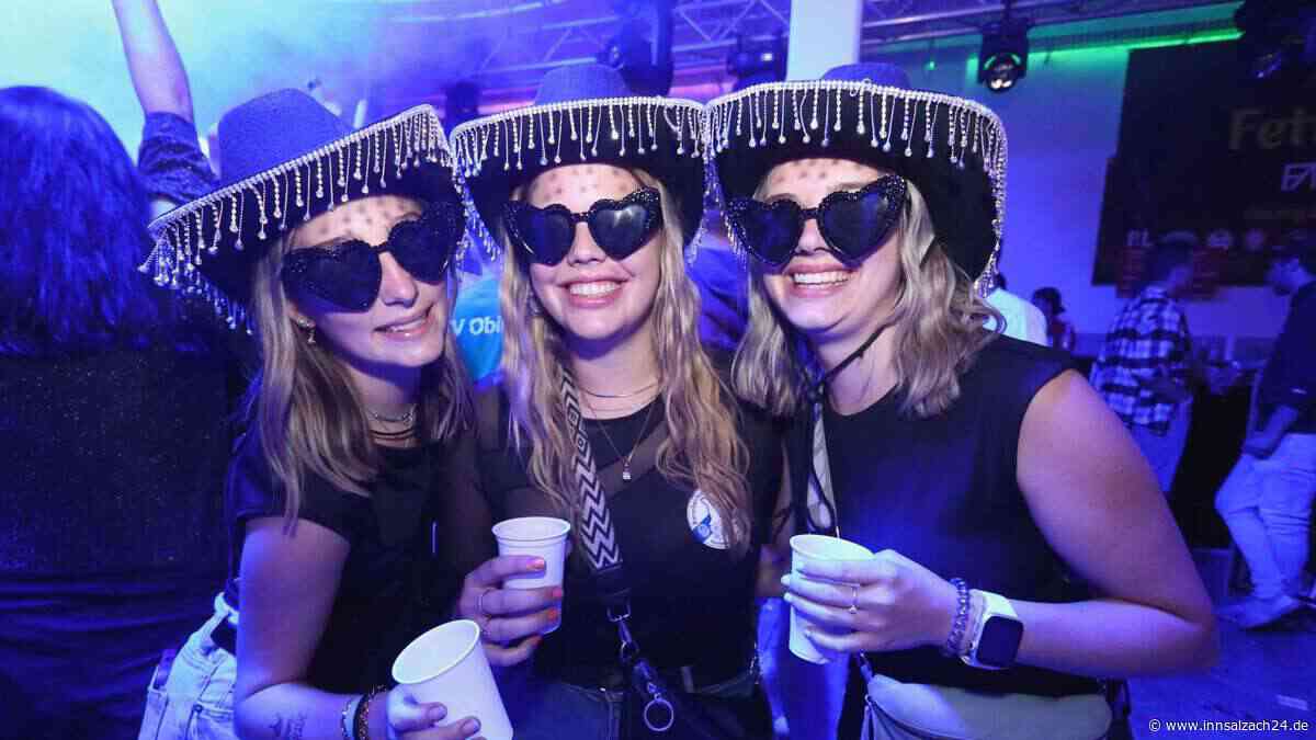 500 Partygäste feiern ausgelassen mit der Kienberger Feuerwehr und den Burschen