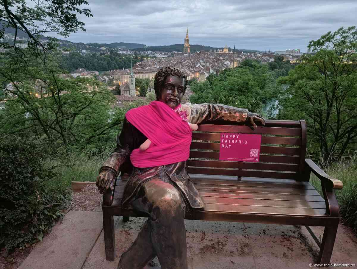 Für aktive Vater-Rolle: Schweizer Statuen mit Babytragetuch