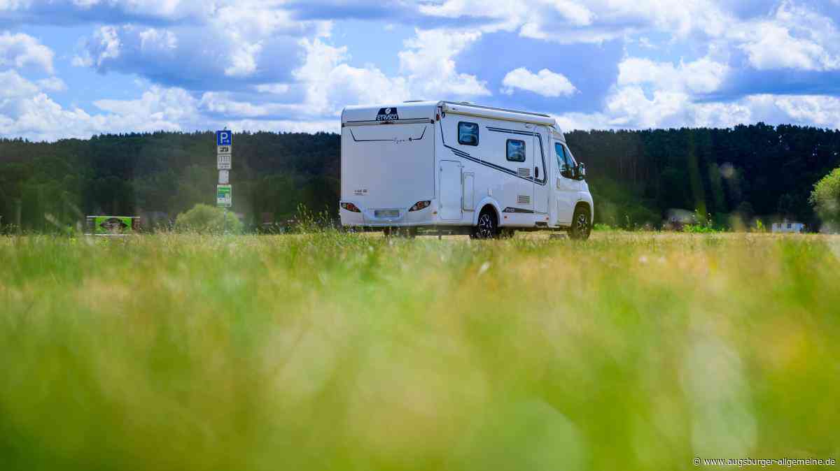 Dachfenster von Wohnwagen löst sich auf der Autobahn: hoher Schaden auf der A7