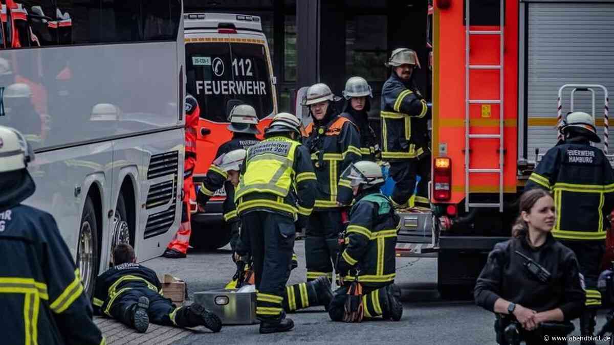 Mann unter Reisebus eingeklemmt: Rettungsarbeiten in Billstedt laufen