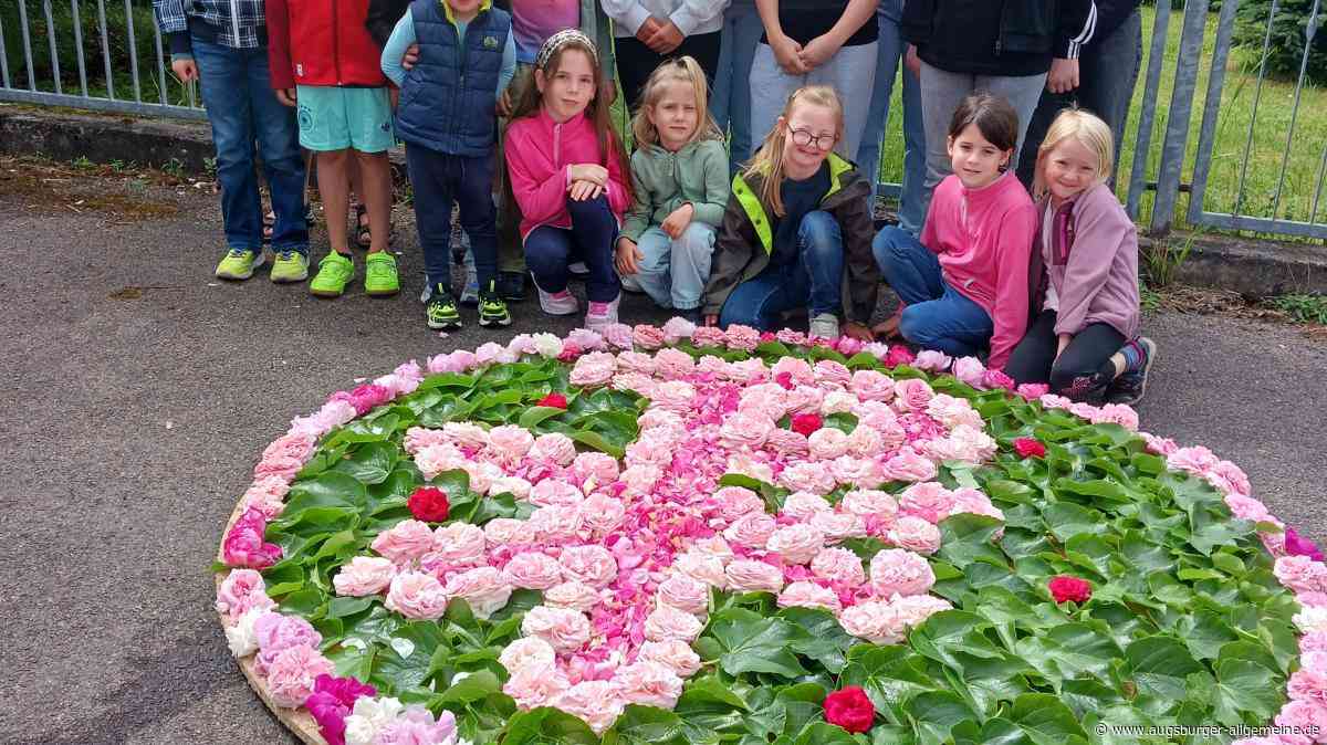 Blütenteppiche zum Fronleichnamsfest in Rennertshofen