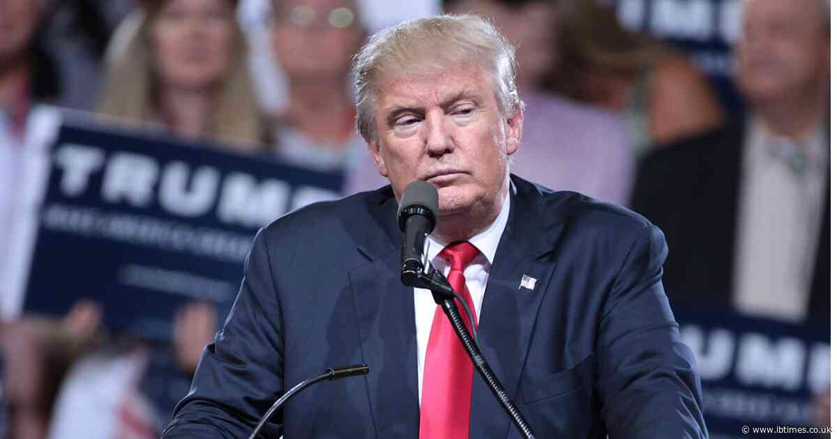 'This Is What Dying Looks Like': Fox News Viewers Panic After Donald Trump Passes Out During Oval Office Briefing