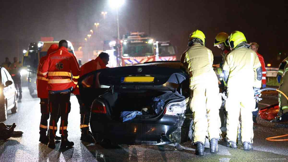 Auto botst na achtervolging marechaussee op A13, vijf gewonden