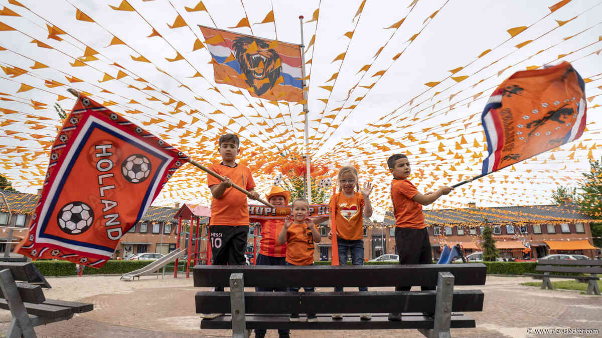 Nederland kleurt oranje en maakt zich op voor WK-koorts: ’Hoe verder Nederland komt, hoe gekker het land wordt’